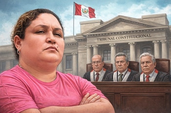 Ilustración de Abencia Meza con los brazos cruzados y expresión seria en primer plano; detrás, el edificio del Tribunal Constitucional de Perú con su bandera y tres jueces.