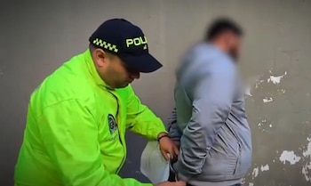 La Policía Nacional capturó en Bogotá a un hombre señalado de abusar de sus tres hijastras - crédito MEBOG