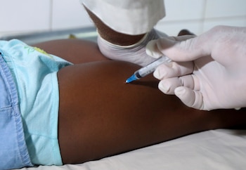 Un agente de salud pone