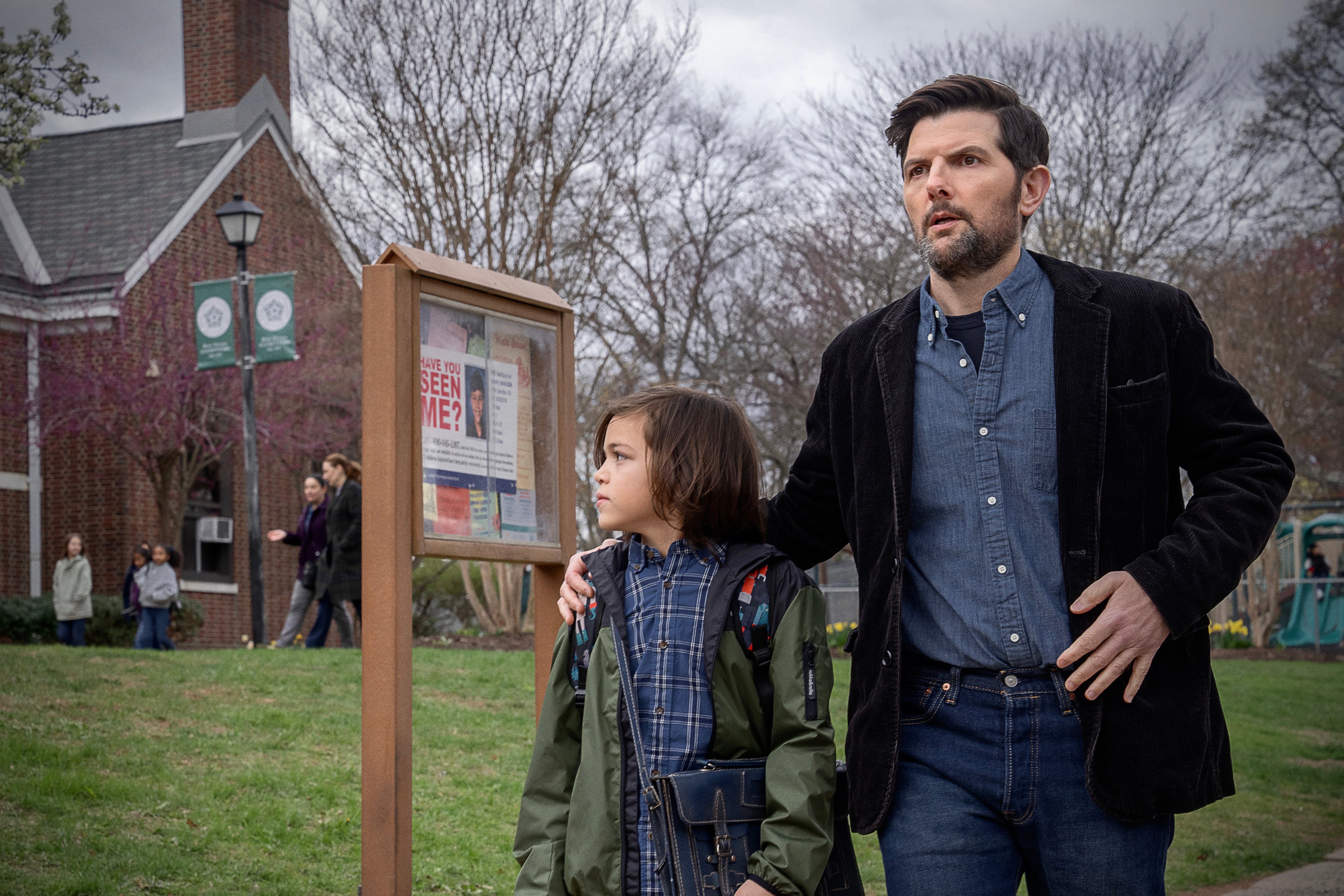 Adam Scott encarna a un escritor viudo que busca desesperadamente a su hijo desaparecido. (Netflix)
