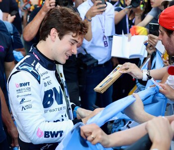Franco, firmando una bandera (@_DMS16)