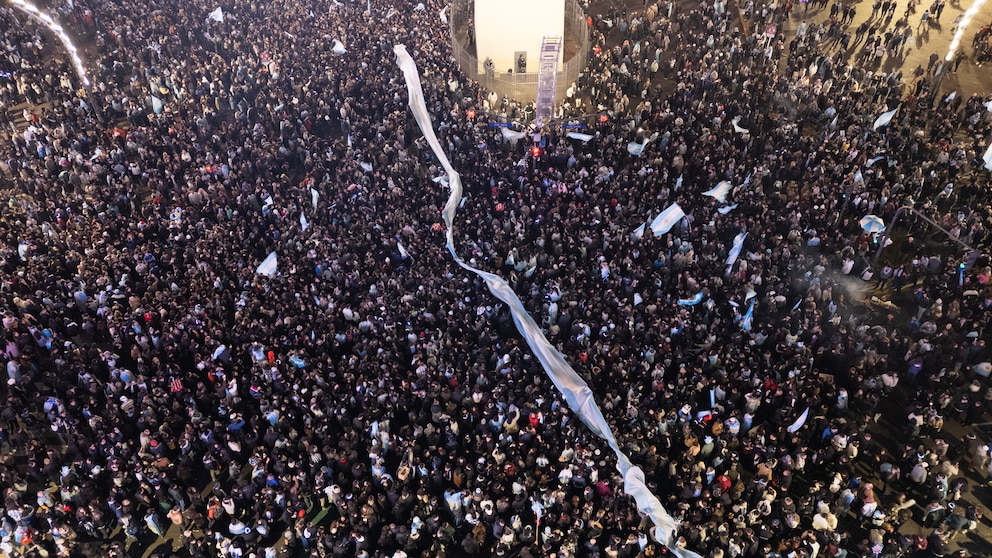Miles de hinchas festejaron en el Obelisco por la clasificación de Argentina a las semifinales del Mundial: las mejores fotos Miles de hinchas festejaron en el Obelisco por la clasificación de Argentina a las semifinales del Mundial: las mejores fotos