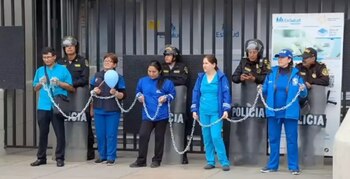 Enfermeros se encadenan y exigen