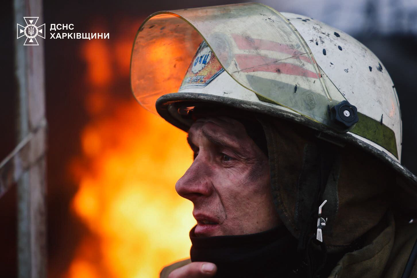 Un trabajador del Servicio de Emergencias ucraniano cansado tras intentar apagar el fuego en una infraestructura (Facebook)