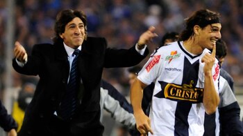 Gustavo Costas buscando a José Carlos Fernández, tras doblete contra la U. de Chile. - Crédito: Difusión