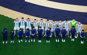 Al igual que en la final de Qatar 2022, Argentina usará toda la indumentaria titular y Dibu Martínez estará de verde en la definición contra España (Foto: Reuters /Peter Cziborra)