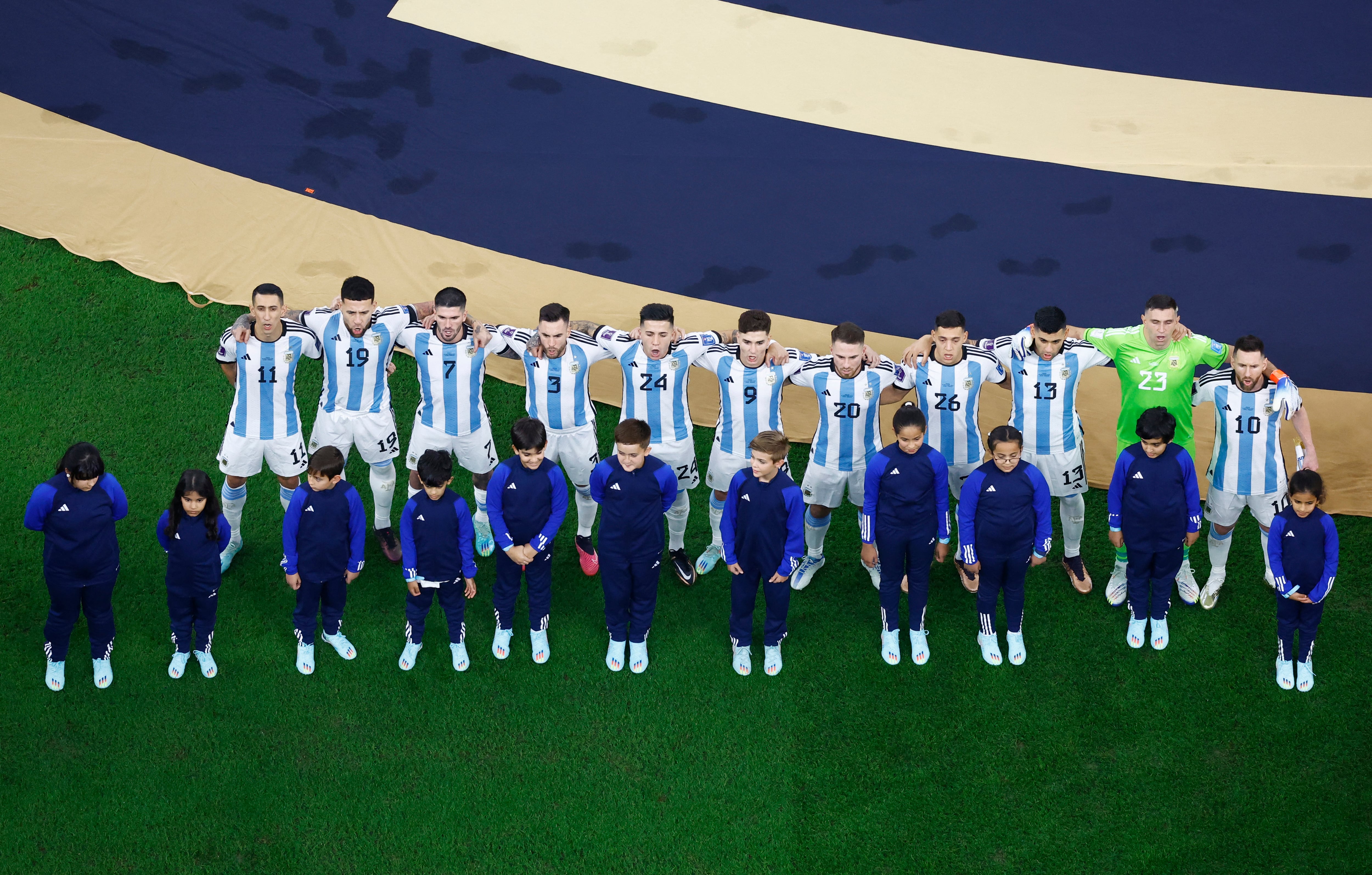 Al igual que en la final de Qatar 2022, Argentina usará toda la indumentaria titular y Dibu Martínez estará de verde en la definición contra España (Foto: Reuters /Peter Cziborra)