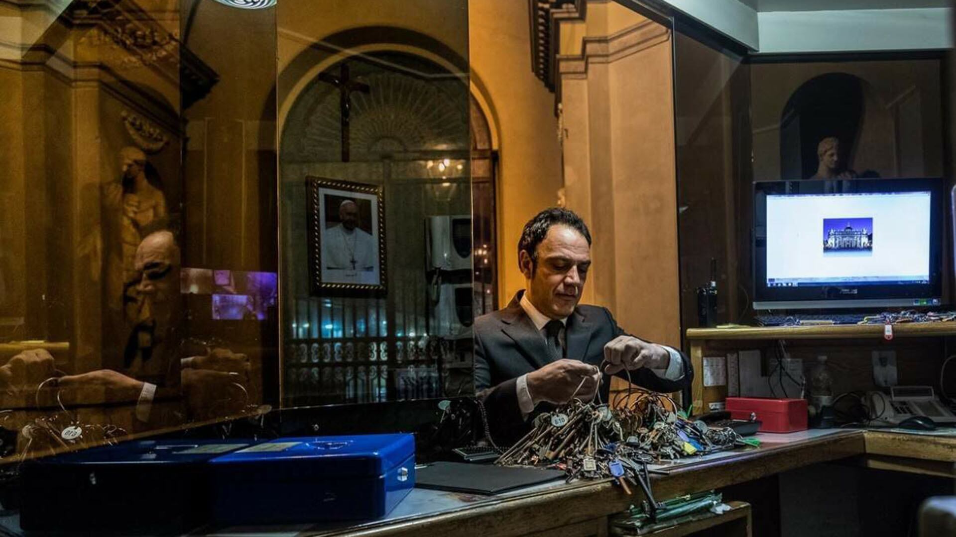 Desde las 03:00 a.m., Crea y su equipo recorren 7,4 kilómetros diarios para asegurar el acceso a los lugares más sagrados del Estado Pontificio (Musei Vaticani)