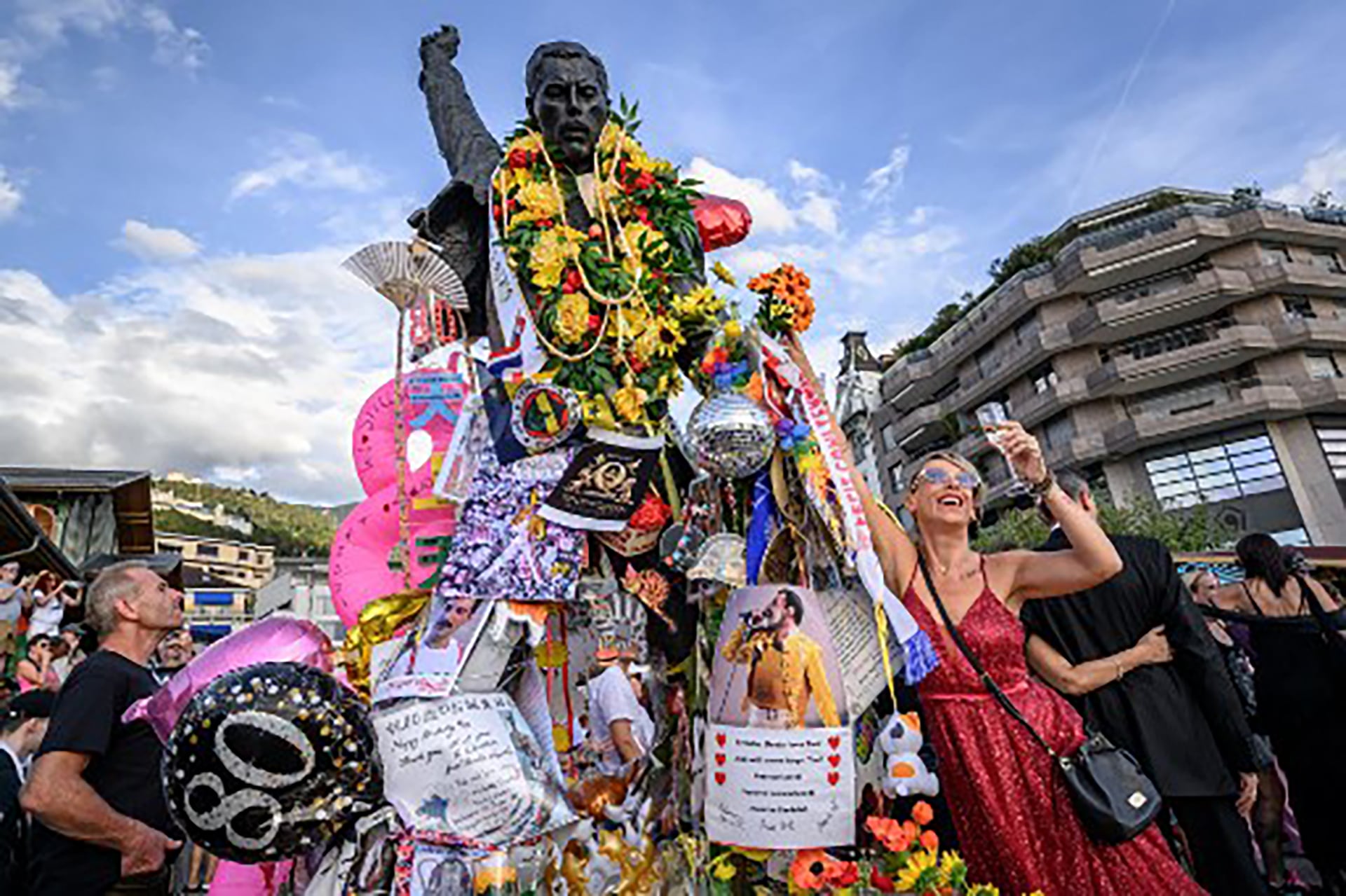 Miles de seguidores de la banda Queen cantaron y celebraron el sábado frente a la estatua de Freddie Mercury en Montreux