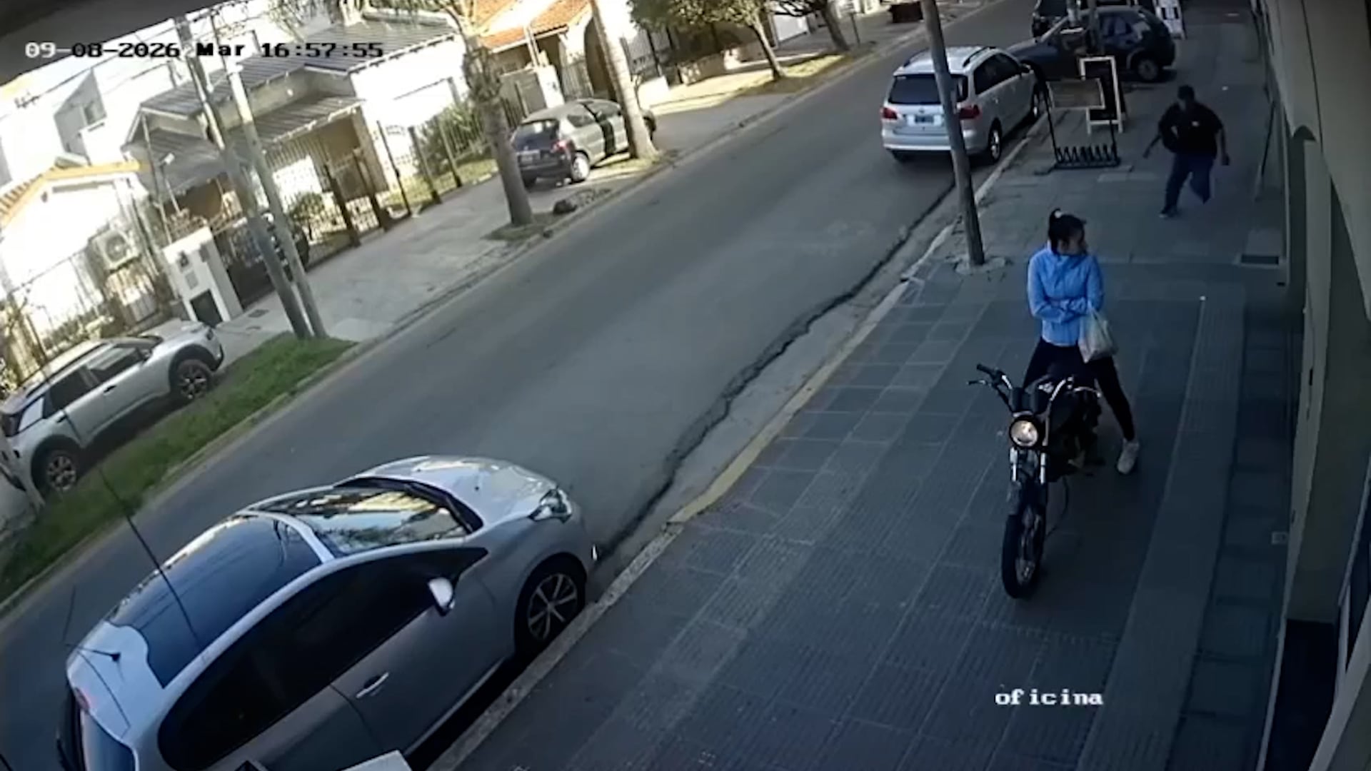 Una cámara de seguridad registra a una pareja investigada por una serie de robos cometidos en San Justo y Ramos Mejía.
