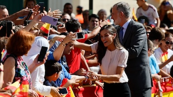 Los reyes Felipe y Letizia repiten el baño de masas de Ceuta en Melilla: una vecina le regala un abanico a la reina para combatir el calor