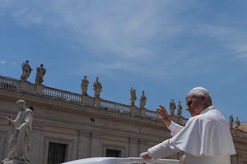 El papa León XIV saluda al abandonar la Plaza de San Pedro del Vaticano tras su audiencia semanal, el 24 de junio de 2026. (AP Foto/Alessandra Tarantino)