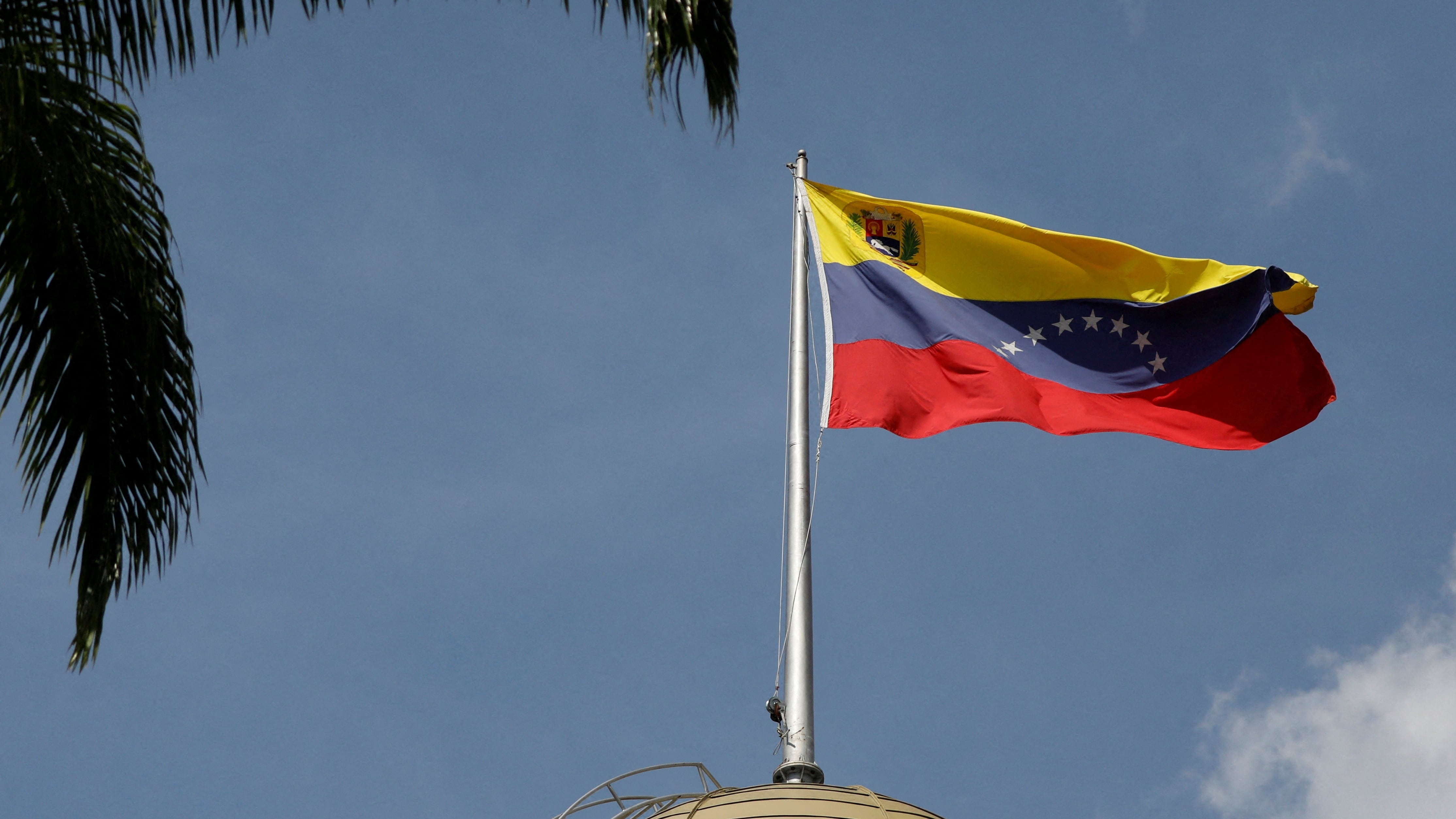 La bandera de Venezuela ondea en un edificio en Caracas (REUTERS/Fausto Torrealba/Archivo)