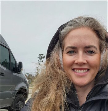 Vendiendo todo lo que tenía,