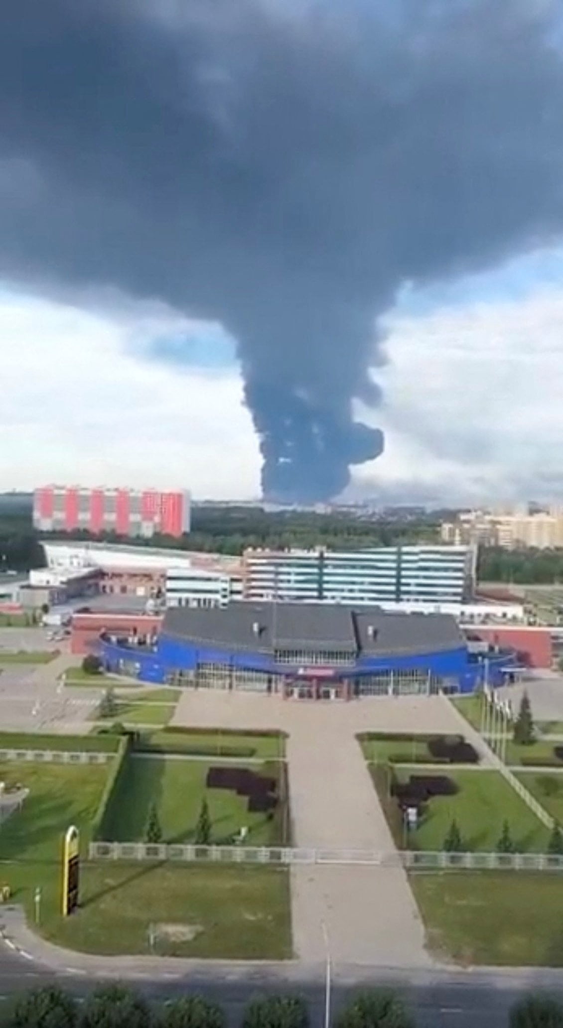 La refinería de Yaroslavl, a unos 1.000 kilómetros del frente, tras el ataque con drones ucranianos del 6 de agosto de 2026. (Reuters)