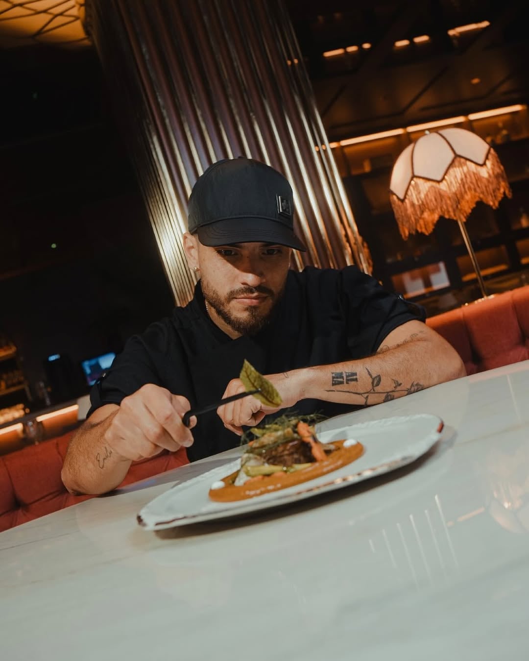 Valencia explica que Carolina nació como una propuesta colectiva, pensada para trascender la fama de la artista y conectar con la cultura a través del paladar - crédito @emiliovalenciachef/ Instagram