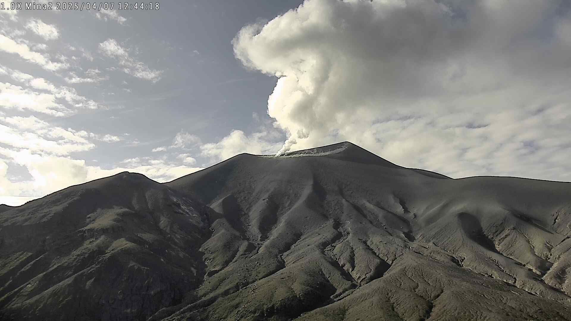 El Puracé es el volcán más joven de la Cadena Volcánica de Los Coconucos y presenta actividad fumarólica sostenida en su flanco norte - crédito @sgcol / X