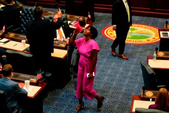 La legisladora estatal Angie Nixon busca avanzar en Florida en una contienda que enfrenta al ala progresista con sectores más tradicionales del Partido Demócrata (AP foto/Mike Stewart)