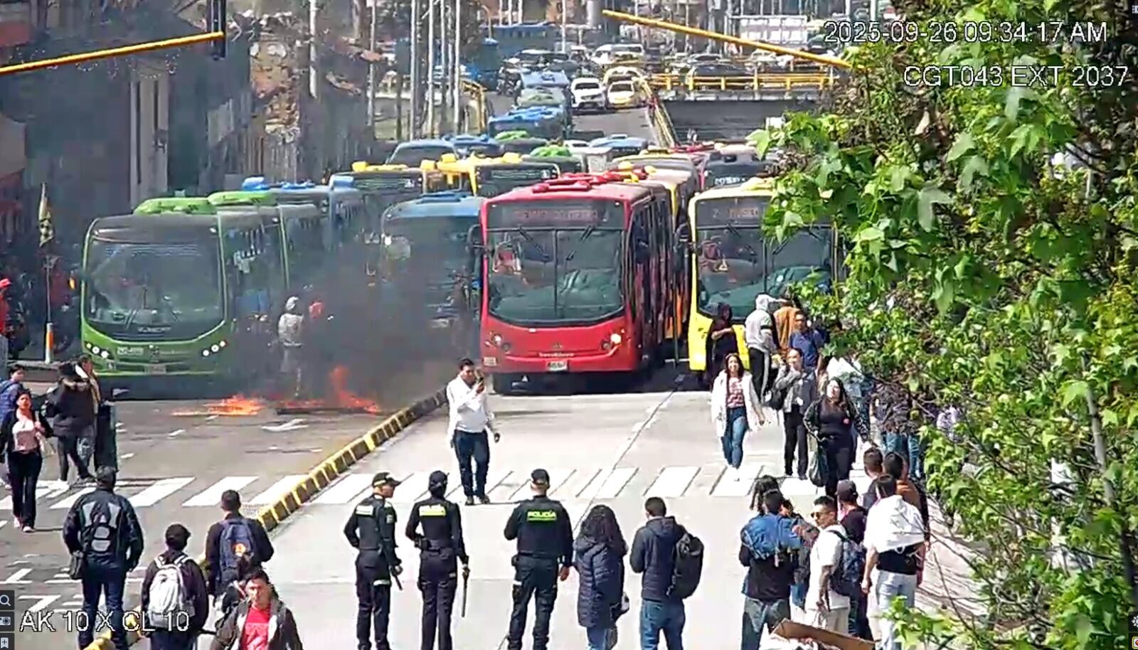 Usuarios de Transmilenio se ven afectados por la manifestación de vendedores ambulantes en la carrera 10 con calle 10, que obligó al cierre temporal de las estaciones San Diego, Las Nieves y San Victorino - crédito Transmilenio