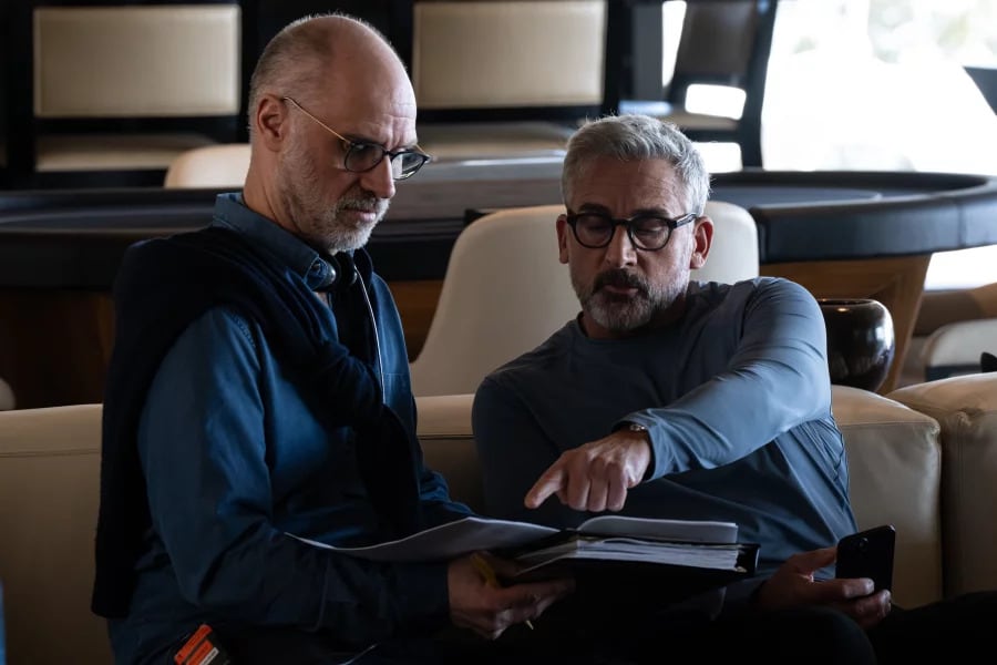 Fascinado por la caída de Sam Bankman-Fried, Armstrong se adentró en la cultura tech, investigó a fondo y escuchó entrevistas con Joe Rogan y Lex Fridman para captar el lenguaje y la arrogancia del sector (Crédito: Macall Polay/Warner Bros. Discovery)