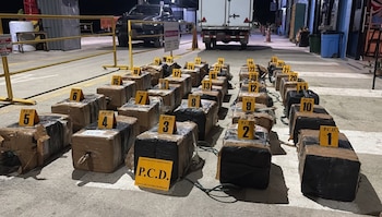 Las autoridades costarricenses decomisaron aproximadamente dos toneladas de cocaína durante dos operativos contra el narcotráfico desarrollados en el sur del país. Crédito: MSP