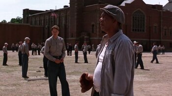 El perfeccionismo de Frank Darabont llevó a Morgan Freeman a rodar la escena del béisbol durante nueve horas continuas (foto: Captura de pantalla/IMDb)