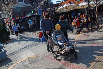 05-09-2020 Una familia pasea con mascarilla por Santiago
ECONOMIA SUDAMÉRICA CHILE INTERNACIONAL
JOSE FRANCISCO ZUÑIGA/AGENCIAUNO