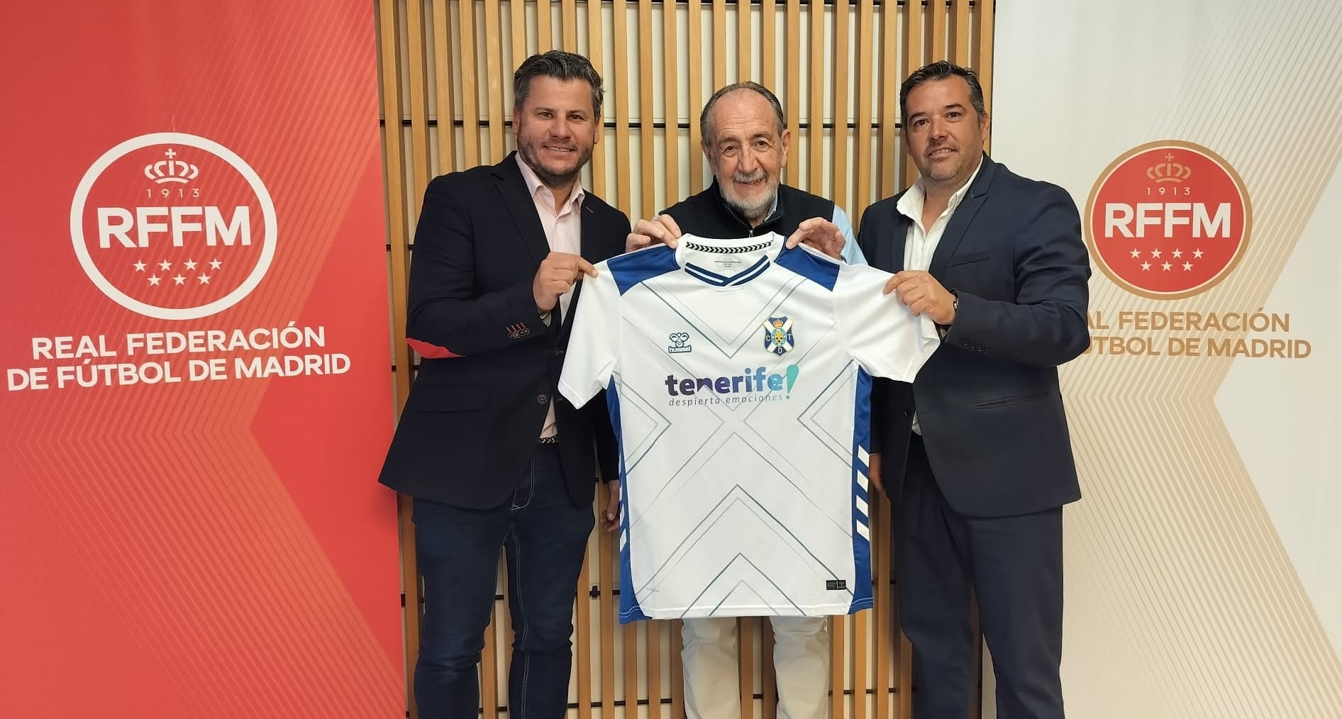 El presidente y vicepresidente del club Academy FDT (en los extremos), celebrando con el presidente de la Federación Madrileña de Fútbol el acuerdo con el Tenerife
