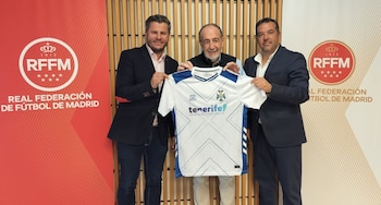 El presidente y vicepresidente del club Academy FDT (en los extremos), celebrando con el presidente de la Federación Madrileña de Fútbol el acuerdo con el Tenerife