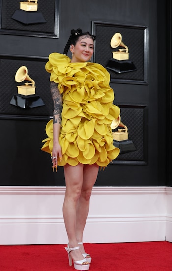Michelle Zauner apostó al diseño y al color de tendencia, con un vestido con pétalos grandes al bies (REUTERS/Maria Alejandra Cardona)