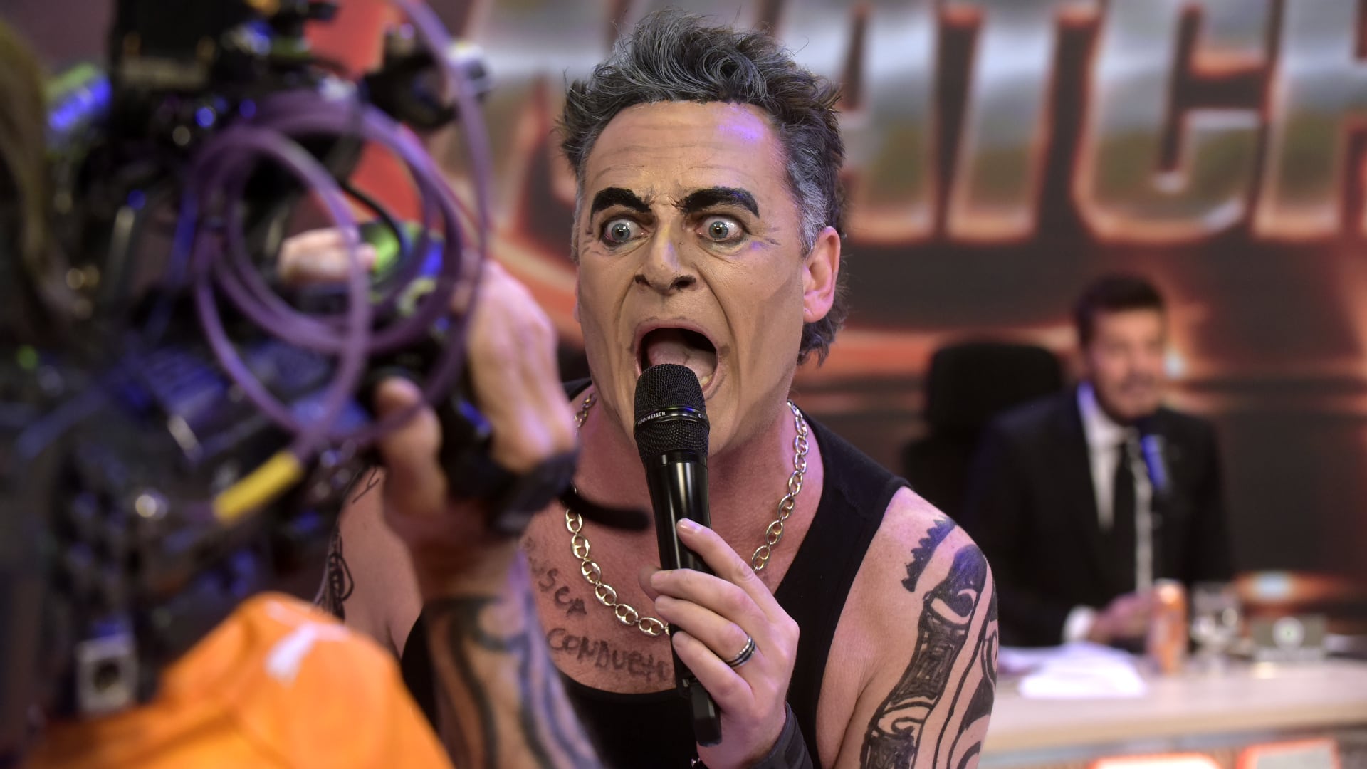 Roberto Peña divirtió caracterizado como Robbie Williams en el debut de Dale Match
