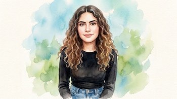 Retrato digital de una mujer joven con cabello castaño rizado y sonrisa suave, vestida con top negro y pantalón azul, sobre fondo difuso de acuarela en tonos celeste y verde.