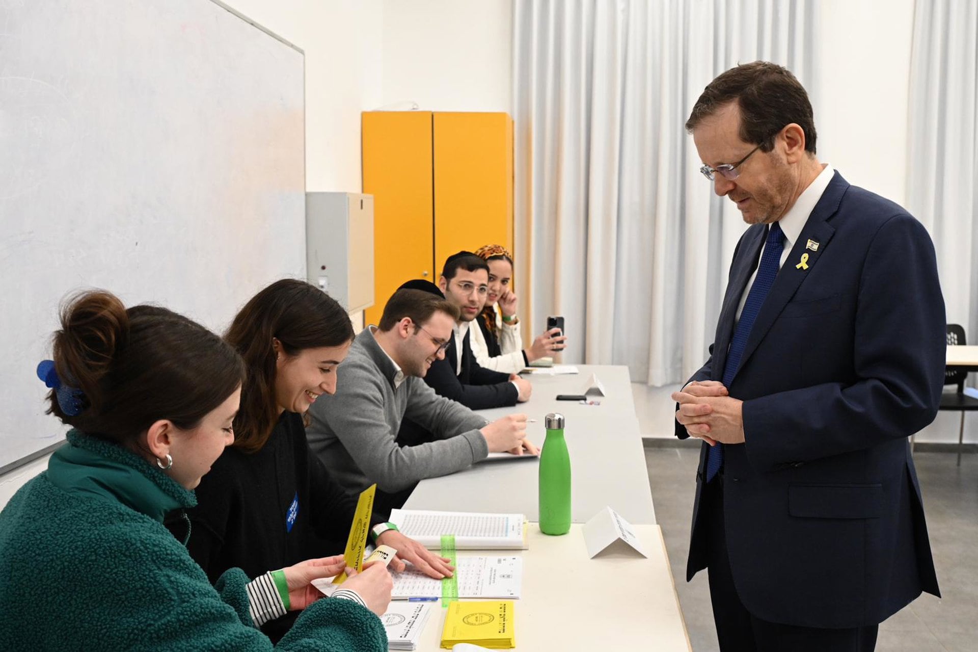 27/02/2024 HANDOUT - 27 February 2024, Israel, Jerusalem: Israel's President Isaac Herzog (R) arrives at the Jerusalem High School for the Arts· to cast his vote in municipal elections for mayor and city council in Jerusalem. Photo: -/GPO/dpa - ATTENTION: editorial use only and only if the credit mentioned above is referenced in full
POLITICA INTERNACIONAL
-/GPO/dpa