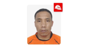 Retrato frontal de Hitler Mussolini Simeón Flores con ropa naranja sobre fondo blanco y un logotipo rojo en la esquina superior derecha
