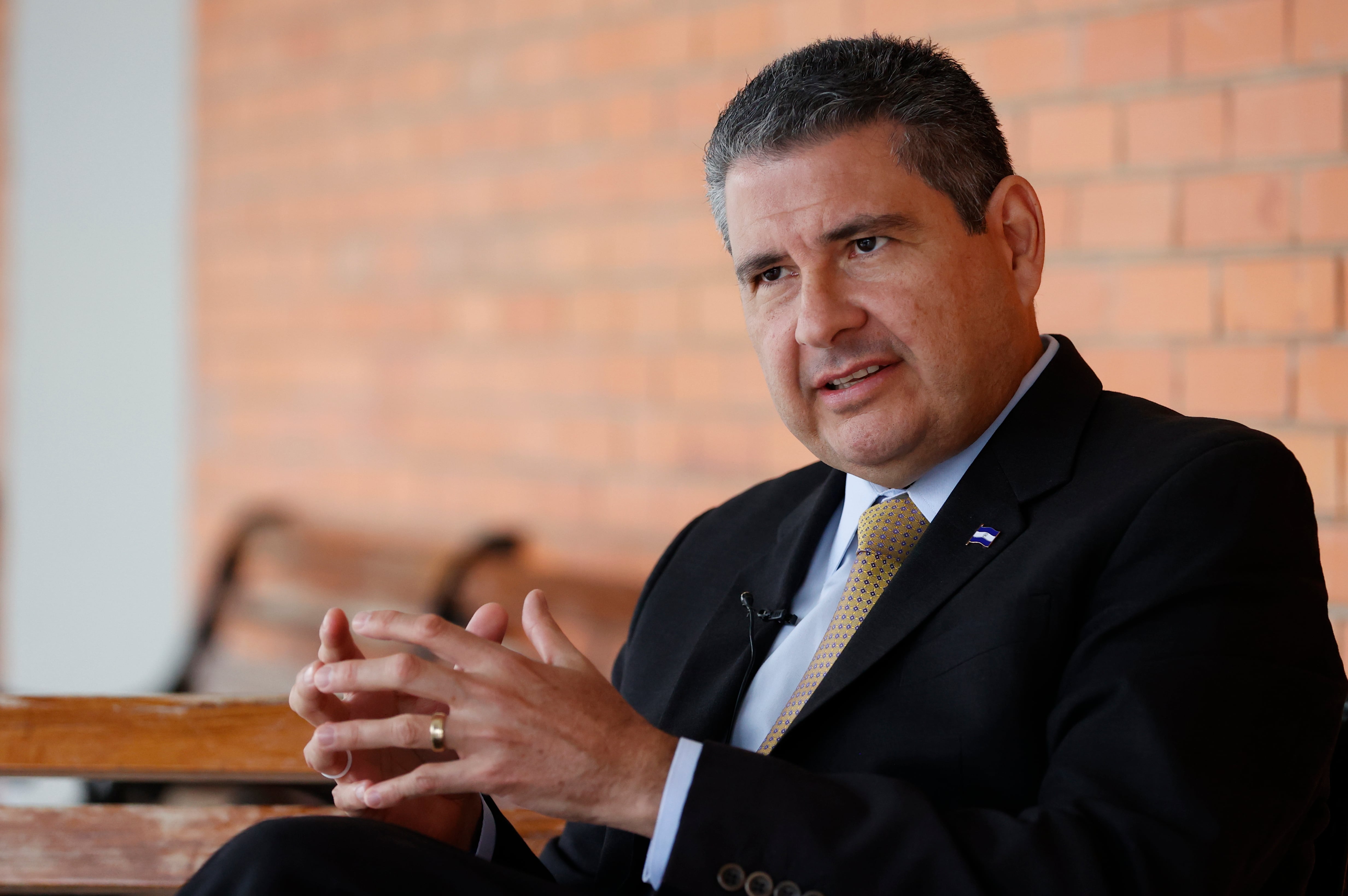 El líder opositor nicaragüense, Juan Sebastián Chamorro, habla en una entrevista, el 26 de junio de 2024, en Luque (Paraguay). EFE/ Bienvenido Velasco
