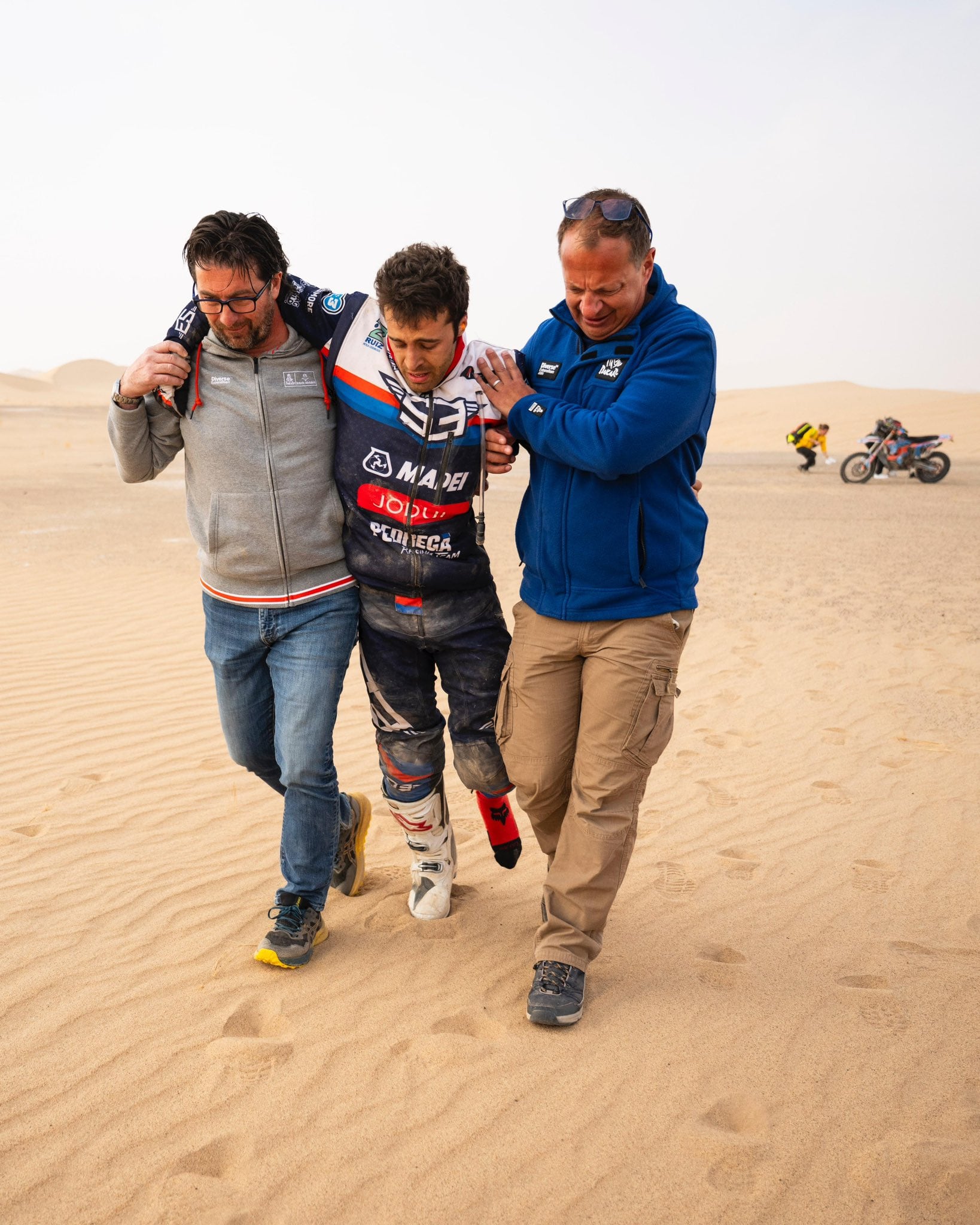 Arnau Lledó fue asistido por David Castera (de buzo gris), director del Rally Dakar