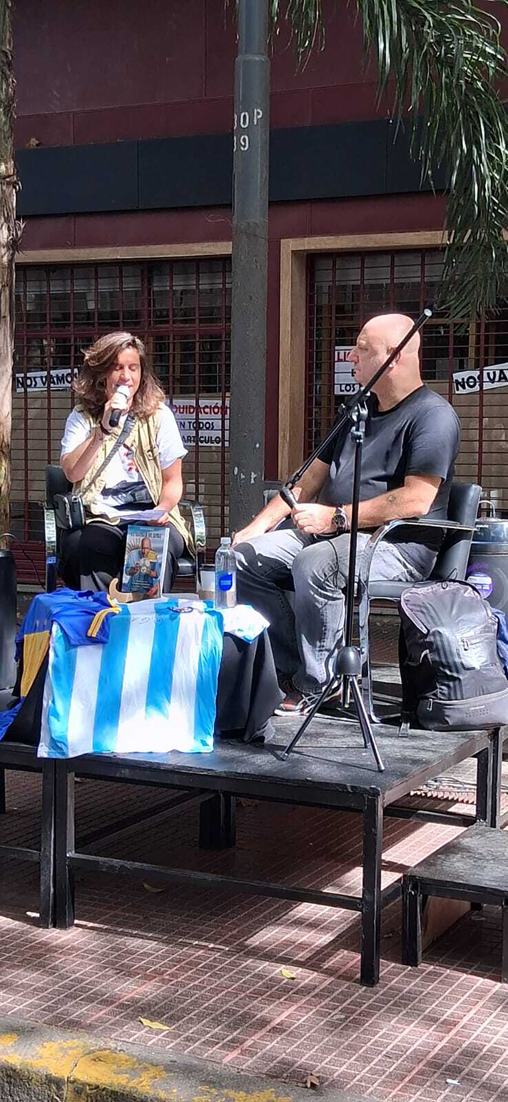 El escritor Mariano Israelit presentó su libro sobre Diego Maradona