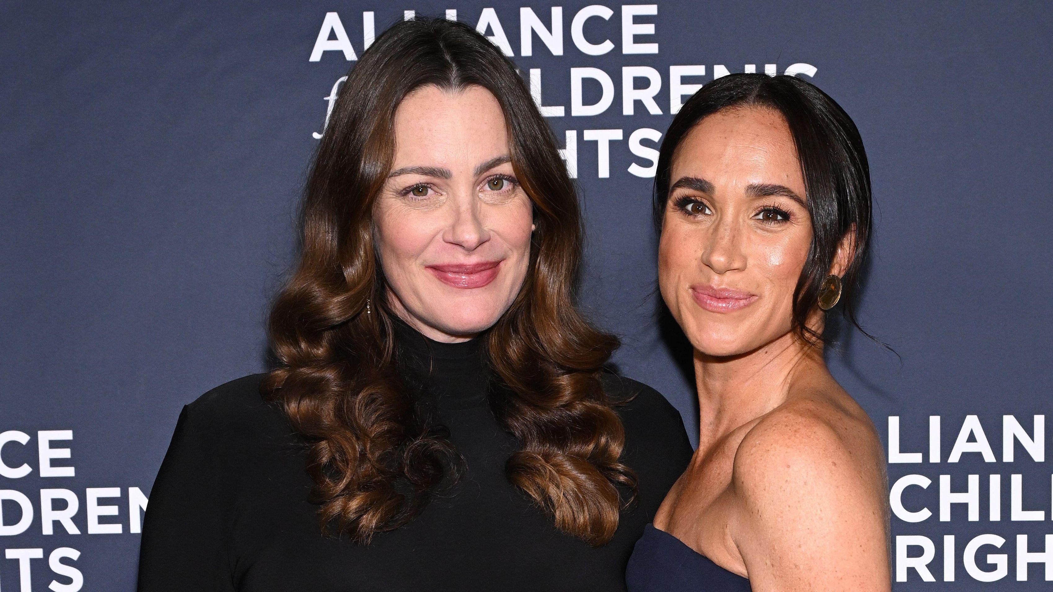 Kelly Zajfen y Meghan Markle en un evento benéfico celebrado en Los Ángeles. (AFF/Alamy Live News)
