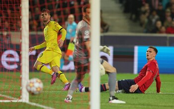Soccer Football - Champions League - Lille v Chelsea - Stade Pierre-Mauroy, Villeneuve-d'Ascq, France - March 16, 2022 Chelsea's Christian Pulisic scores their first goal REUTERS/Pascal Rossignol
