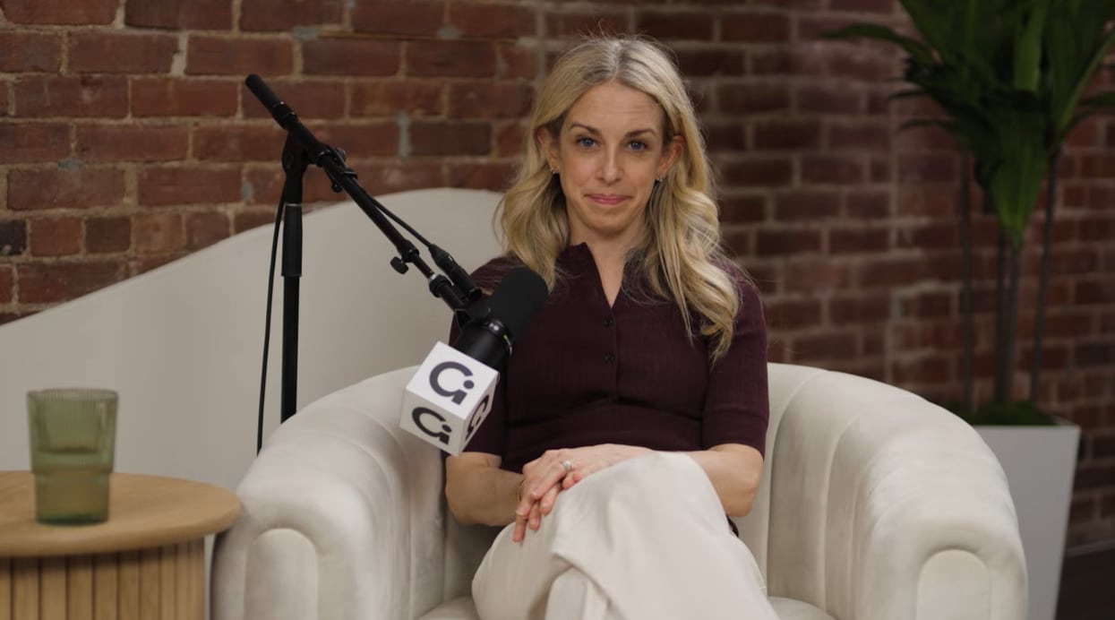 Becky Kennedy, conductora de Rattled, enfatiza que la transformación personal inicia desde el nacimiento del primer hijo (YouTube: Good Inside)