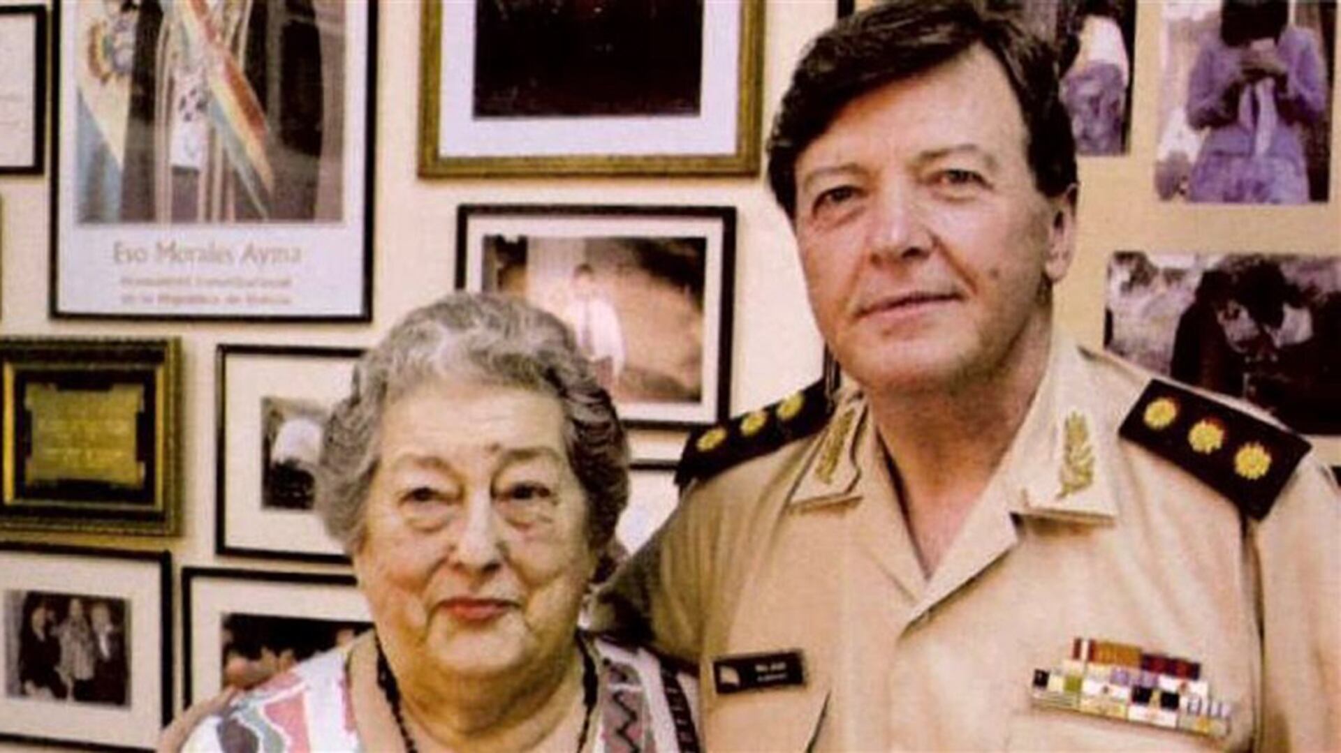 César Milani, que estuvo acusado por delitos de lesa humanidad, abrazado a la fallecida presidenta de Madres de Plaza de Mayo, Hebe de Bonafini