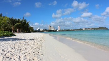 Playa de la localidad de Tumon, el principal centro turístico de la isla.