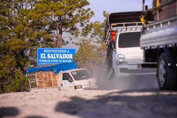 Los materiales escolares iban a ser distribuidos en más de treinta centros educativos en Nahuaterique, donde asisten cientos de niños salvadoreños./ (Redes de Christian Guevara)