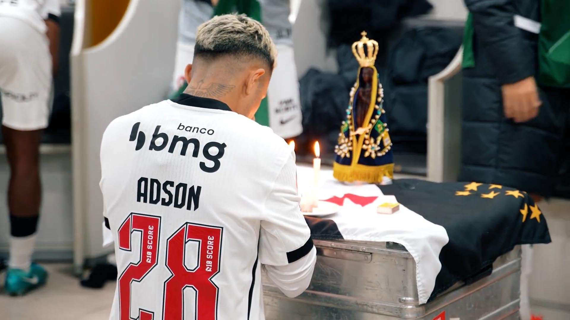 Adson, autor del gol en la Bombonera, reza ante una virgen antes del partido