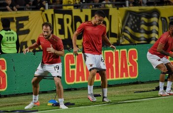 Hernán Novick (izquierda) en un calentamiento con Boston River previo a un partido. (Boston River)