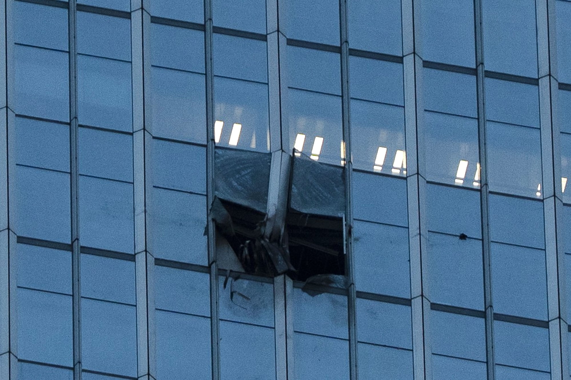 Avioneta se estrella contra la Torre Citic de Beijing y deja un muerto y 13 heridos