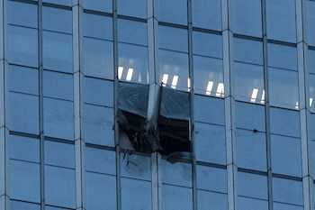 Vista de los daños en una fachada de la Torre Citic, también conocida como Torre Zun, en Beijing, el 26 de junio de 2026. (AP Foto/Han Guan Ng)