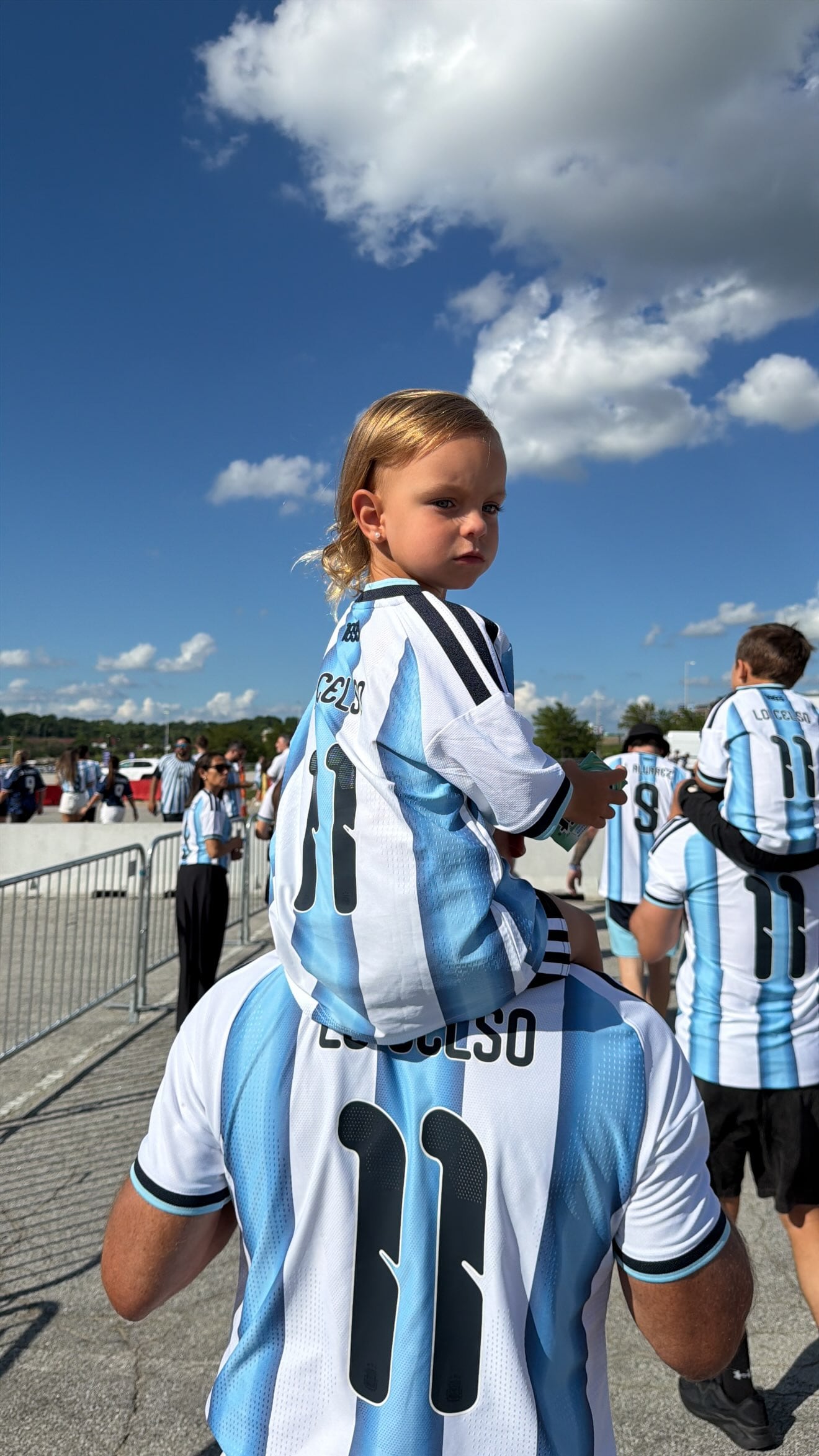 Magui eligió compartir una foto de Emilia, su hija, con la camiseta del su papá