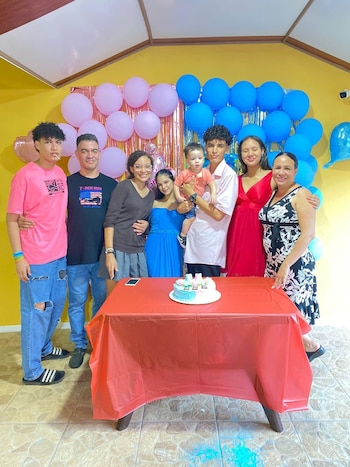 La familia Mir a su llegada a El Salvador, la decisión de permanecer juntos nunca se rompió . Foto cortesía de la familia.