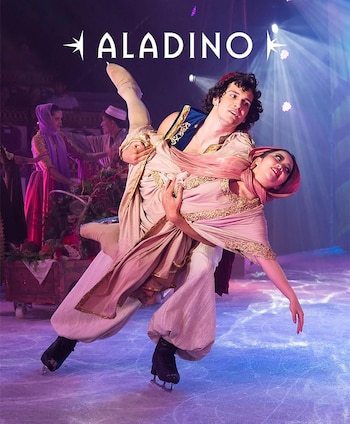 Un patinador sostiene en el aire a una patinadora sobre una pista de hielo, bajo la palabra impresa Aladino